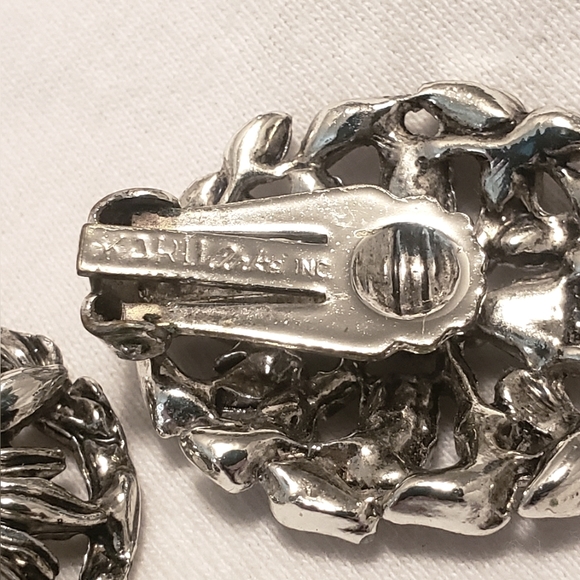 VINTAGE Signed Karu Arke Inc Boho Floral Silver Toned Design Clip On Earrings - Picture 3 of 3